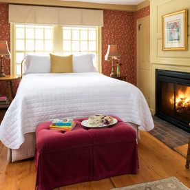 Kennebunkport B&B - Bourne Room bed and fireplace