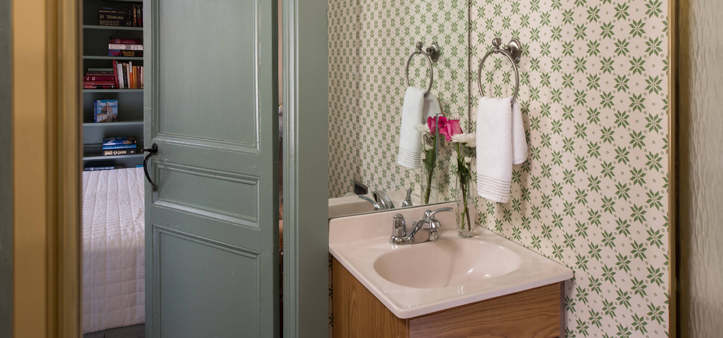 Ralph's Library bathroom B&B in Kennebunkport, Maine